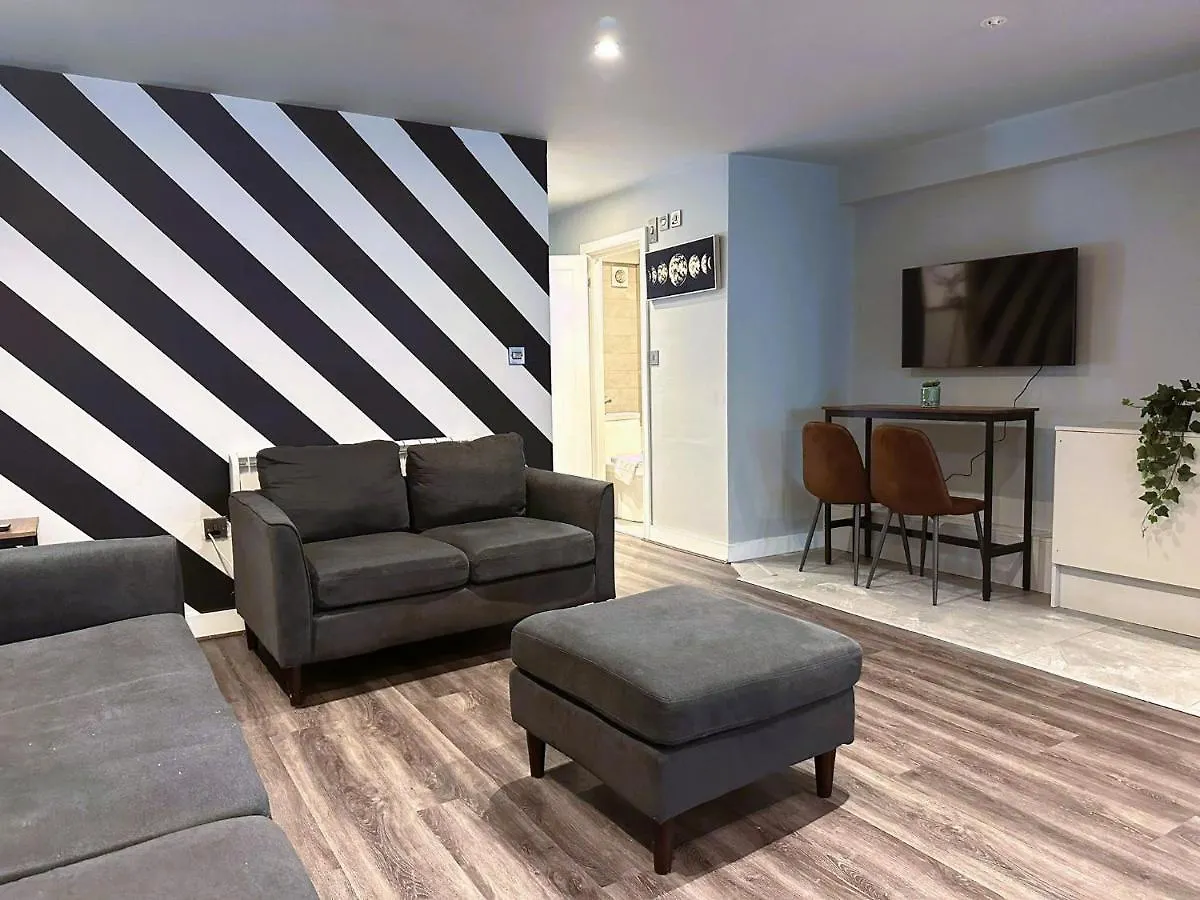 Flash Sale Funky Holiday Accommodation Central Brighton Sleep 16 Guests contacts